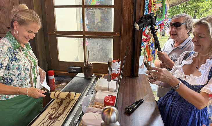 1 Meter Crepe auf dem 67. Magdalenenfest im Münchner Hirschgarten (©Foto: Martin Schmitz) 